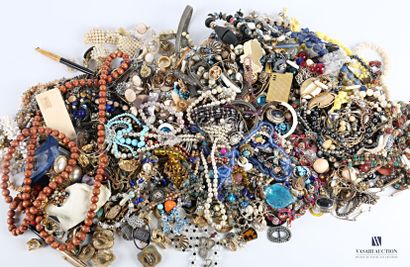 null Important lot de bijoux fantaisie comprenant bagues, bracelets, colliers, pendentifs,...