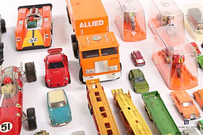 null Lot de véhicules miniatures de différentes échelles et marques en plastique...