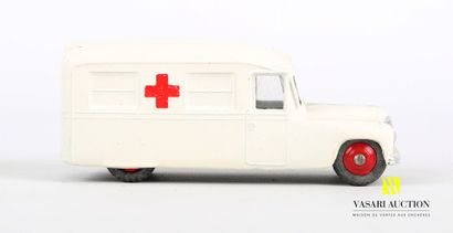 null DINKY TOYS (GB)

Lot de quatre véhicules : Daimler ambulance Réf 253 - U.S.A...