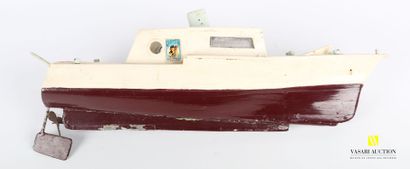 null Model of a boat in white and red painted wood

(wear of use, cracks, accidents)

Height...