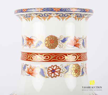 null Lot comprenant un vase en porcelaine blanche traité en polychromie et rehauts...