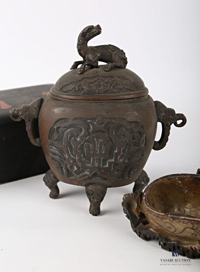 null ASIA

Lot including a bronze perfume burner of oblong shape standing on three...