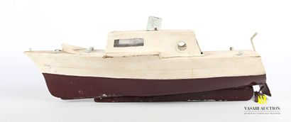 null Maquette de bateau en bois peint blanc et rouge bordeaux

(usures d'usage, fentes,...