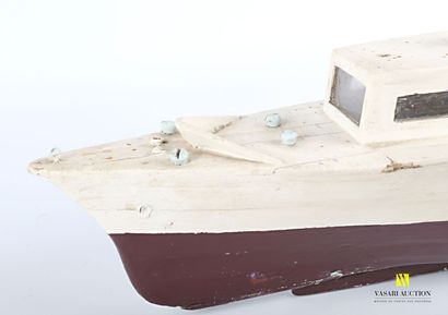 null Model of a boat in white and red painted wood

(wear of use, cracks, accidents)

Height...