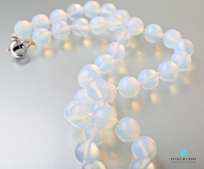 null Necklace of opaline pearls of 11 mm, the clasp snap hook in metal.

Length :...