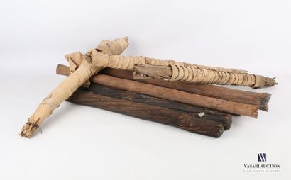 null AFRICA

Set of nine torches made of wood, earth and straw.

(wears) 

Length...