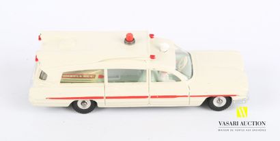 null DINKY TOYS (GB)

Lot of four vehicles : Daimler ambulance Ref 253 - U.S.A Police...