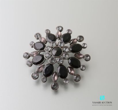 null Brooch representing a flower largely opened out in the black tones

Diameter...