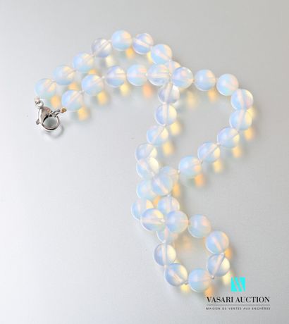 null Necklace of opaline pearls of 11 mm, the clasp snap hook in metal.

Length :...