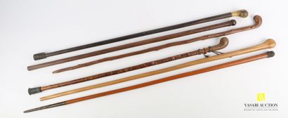 null Lot of six canes, four of which have a knob, one with a spherical knob and the...