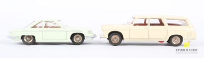 null DINKY TOYS (FR)

Lot of two vehicles : Coach Panhard 24C Ref 524 - Commercial...