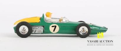 null DINKY TOYS (GB)

Lot de quatre véhicules : Lotus racing car Réf 241 - Camion...