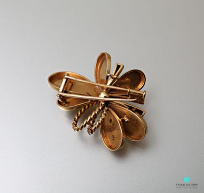 null Mauboussin, Brooch in the shape of stylized flower in yellow gold 750 thousandths...