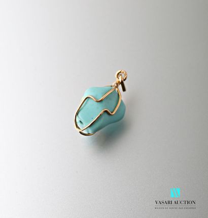null Charm in yellow gold 585 thousandths formed by gold threads enclosing a turquoise,...