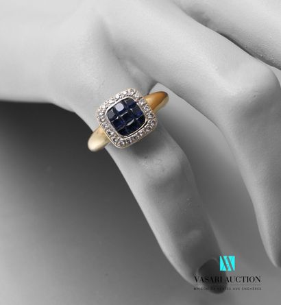 null Ring in yellow gold 750 thousandth, square pattern set with calibrated sapphires...