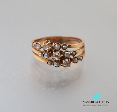 null Yellow gold ring 750 thousandth, three flat rings set in the center of rose-cut...