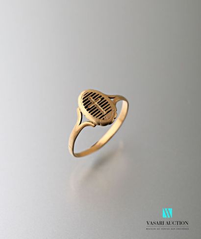 null Communion ring of the XIXth century, in yellow gold 750 thousandth, oval motif...