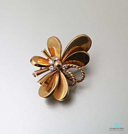 null Mauboussin, Brooch in the shape of stylized flower in yellow gold 750 thousandths...