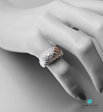 null Bague bandeau en or blanc 750 millièmes figurant un triangle pavé de diamants...