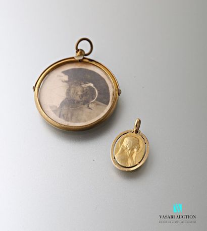 null Un pendentif porte-photo rond et une médaille ovale de la Vierge Marie et Bernadette...