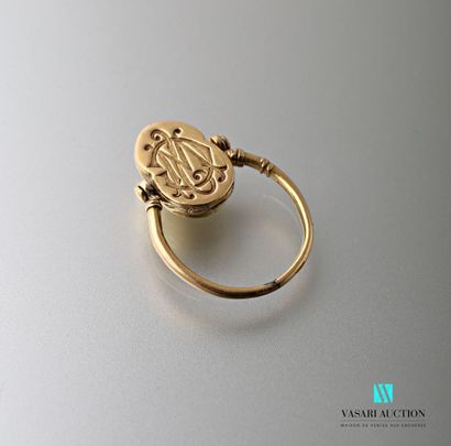 null Bague de la fin du XIXème siècle, en or jaune 750 millièmes, l'anneau rond orné...