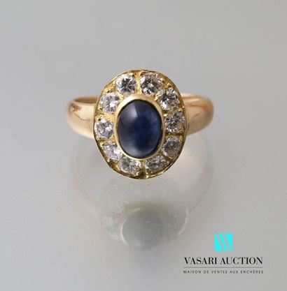 null Ring in yellow gold 750 thousandth set with a central sapphire cabochon surrounded...