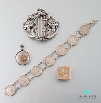 null Lot de bijoux en argent : une boucle de ceinture Art Nouveau à décor d'oeillets,...