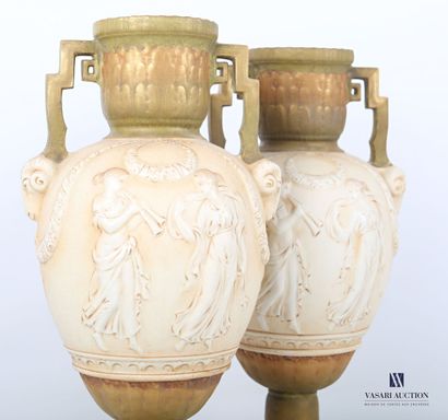 null WAHLISS Ernst (1836-1900) - ROYAL VIENNA Manufacture

Paire de vases en porcelaine...