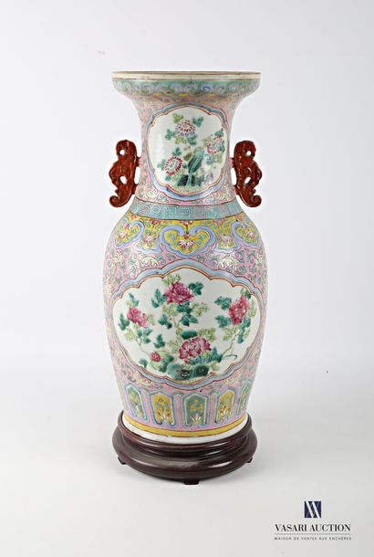 null CHINE 

Vase de forme balustre en porcelaine à décor sur la panse de réserves...