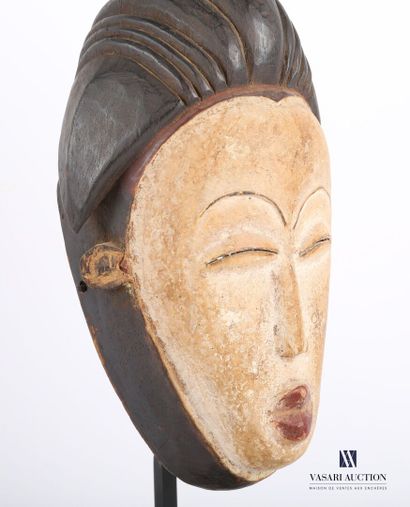 null PUNU - GABON

Masque féminin blanc en bois sculpté patiné et pigmenté, la coiffe...