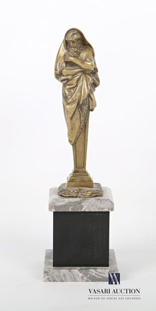 null Sujet en bronze figurant un buste de philosophe sous sa toge sur un pilastre....