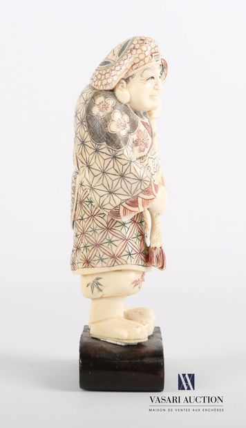 null Statuette en ivoire polychrome représentant un homme debout coiffé tenant dans...