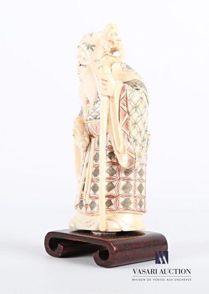 null Statuette en ivoire représentant un vieillard babu debout tenant un baton dans...