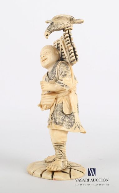 null Okimono en ivoire représentant un homme, crâne chauve portant deux fagots sur...