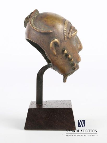 null BAOULE 

Passport mask, bronze man's head, the skull hollowed out

Wooden base

Height...