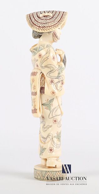 null Okimono en ivoire représentant une femme debout en kimono tenant un instrument...