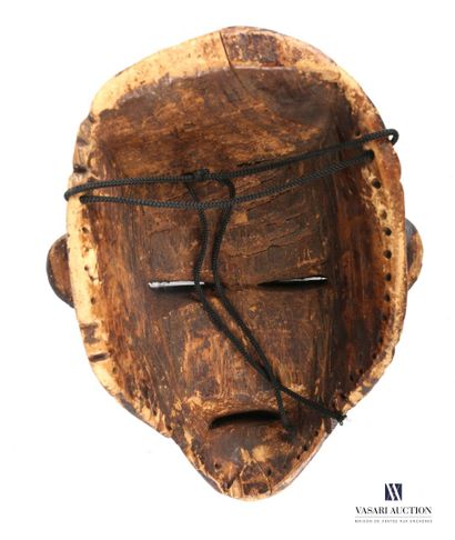 null LUBA ? - ZAIRE ? 

Carved wooden mask with polychrome patina, the forehead decorated...