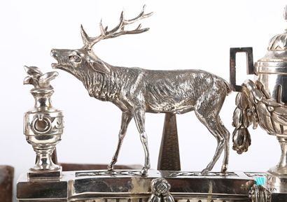 null Paire de chenets en bronze argenté figurant un cerf et un chien tenant un lièvre...