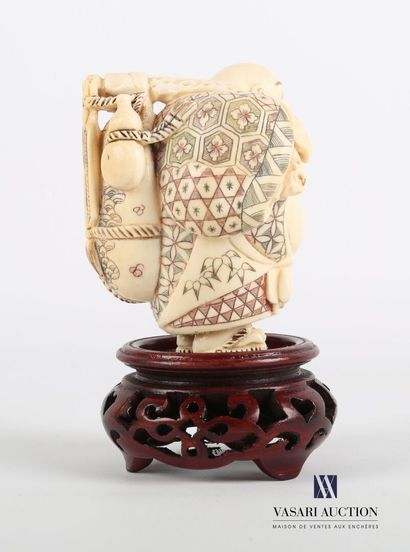 null Sculpture en ivoire représentant Bouddha portant sur son dos un sac avec une...
