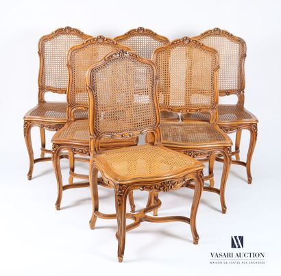 null Suite de six chaises en bois naturel mouluré et sculpté à décor de fleurettes,...
