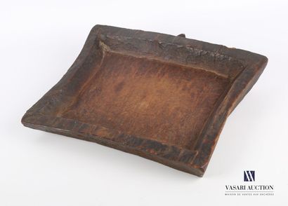 null GABON

Wooden tray of rectangular shape, the slightly concave sides used to...
