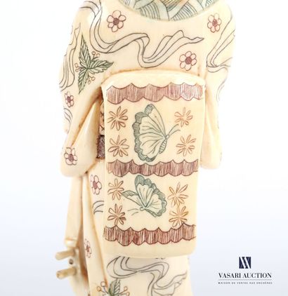 null Okimono en ivoire représentant une femme debout en kimono tenant un instrument...