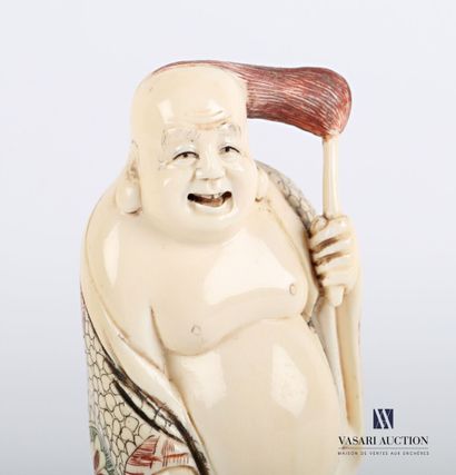 null Okimono en ivoire représentant un bouddha debout tenant dans sa main gauche...