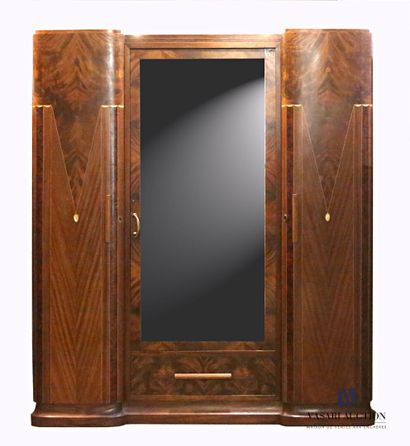 null Mahogany veneered cabinet, it opens in its central part by a leaf darkened by...