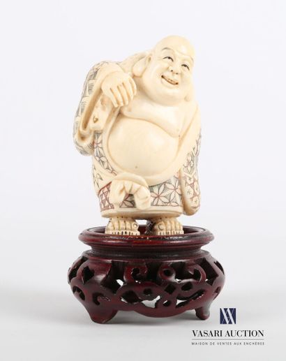 null Sculpture en ivoire représentant Bouddha portant sur son dos un sac avec une...