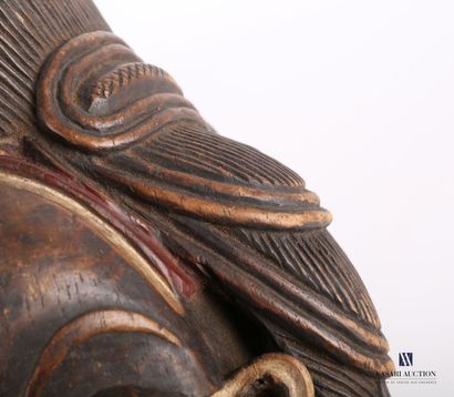 null PUNU - GABON

Masque féminin noir en bois sculpté patiné et pigmenté, la coiffe...