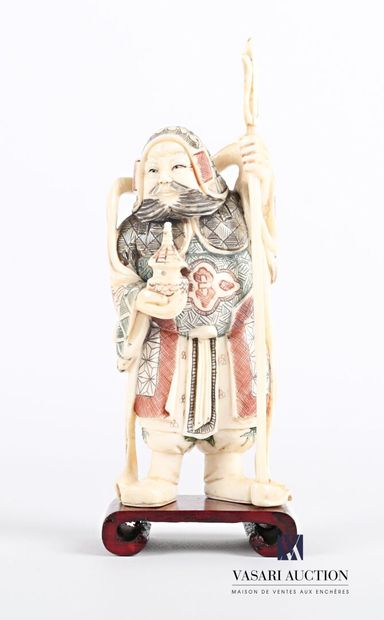 null Statuette en ivoire représentant un guerrier en armure tenant dans sa main gauche...