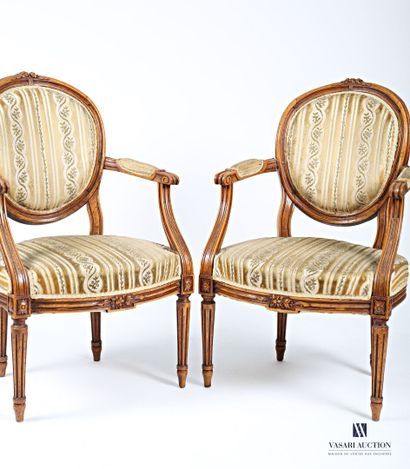 null Paire de fauteuils en bois naturel mouluré et sculpté, le dossier médaillon,...