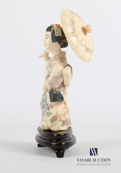 null Sculpture en ivoire représentant une femme en kimono tenant dans une main une...