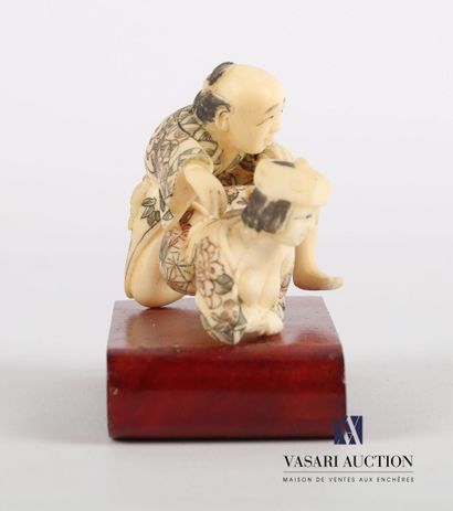 null Sculpture en ivoire reorésentant un couple dans un position érotique 

Signé

Haut....